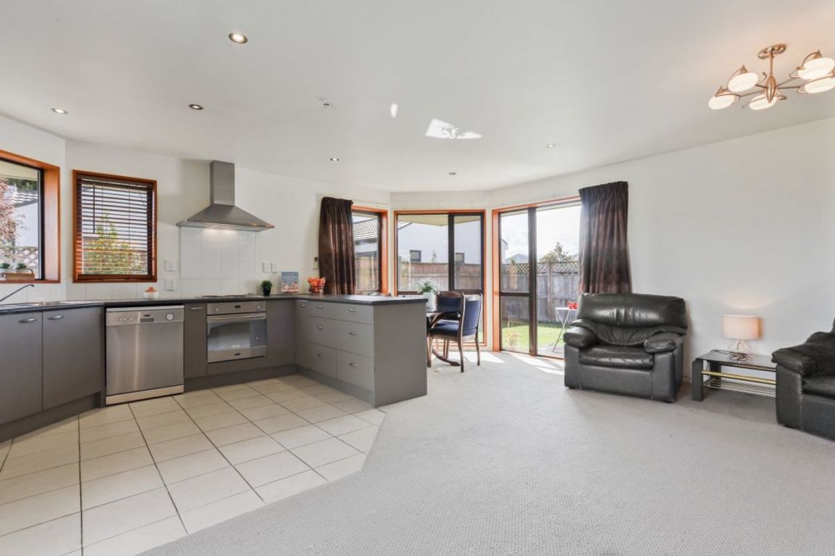 * UNDER OFFER * All the T’s. Tidy Two Bed Two Bathroom Townhouse - Ansicht 6