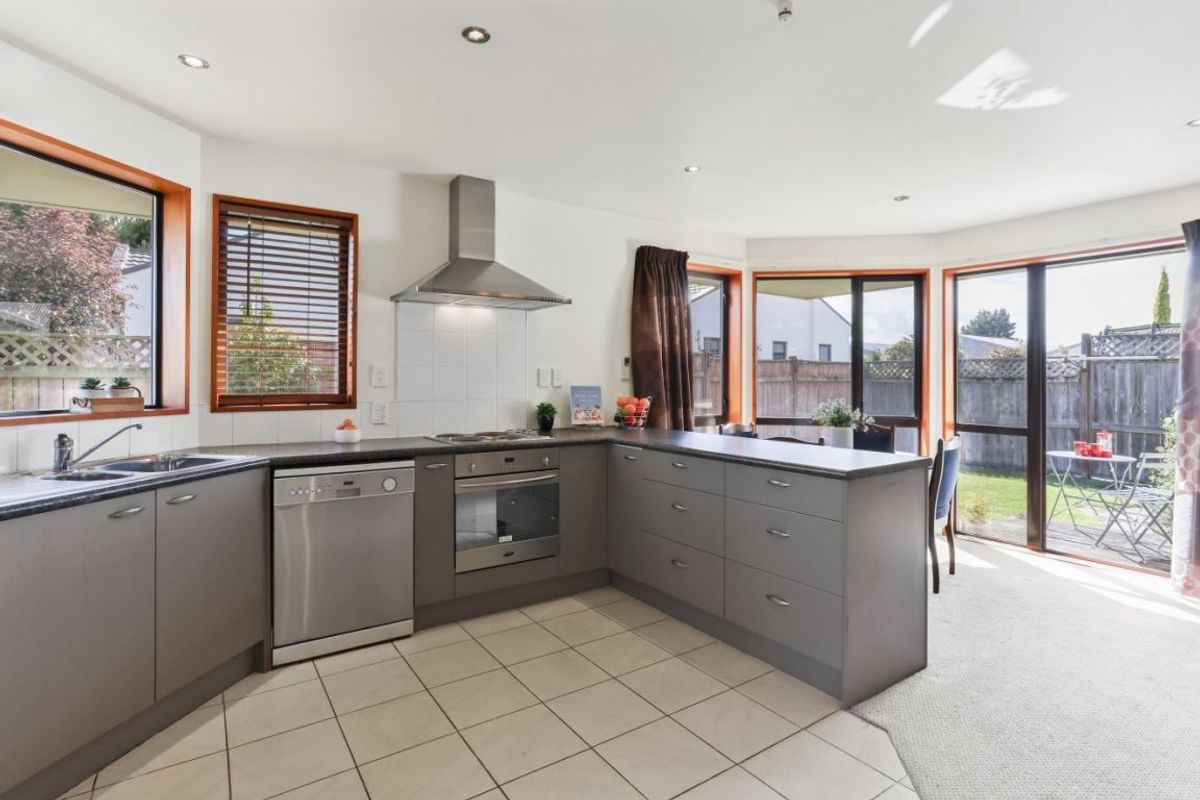 * UNDER OFFER * All the T’s. Tidy Two Bed Two Bathroom Townhouse - Ansicht 3