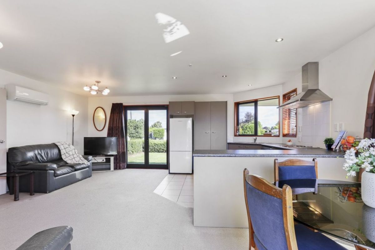 * UNDER OFFER * All the T’s. Tidy Two Bed Two Bathroom Townhouse - Ansicht 5