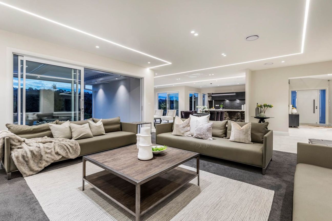 Discover Exceptional Home & Income Living - Flere
