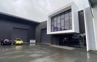 CLASSY MID-SIZED MODERN INDUSTRIAL