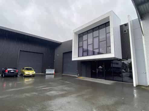 CLASSY MID-SIZED MODERN INDUSTRIAL