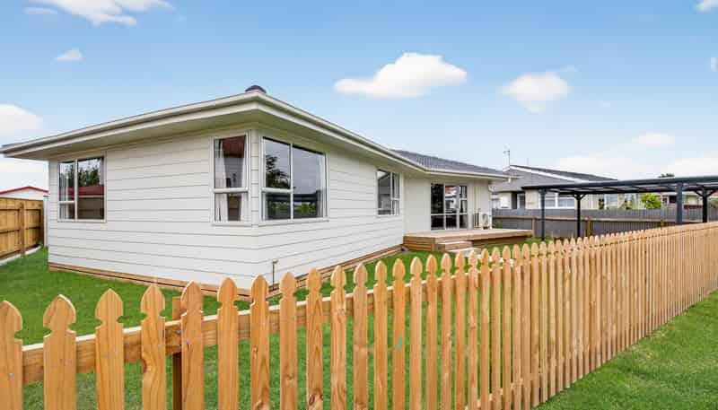 406 Avenue Road West, Hastings