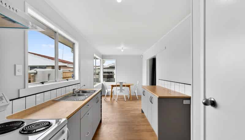 406 Avenue Road West, Hastings