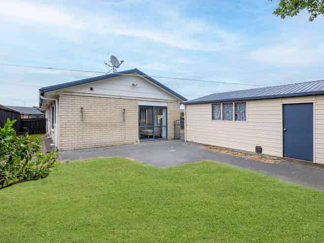 8 Harvard Court, Melville