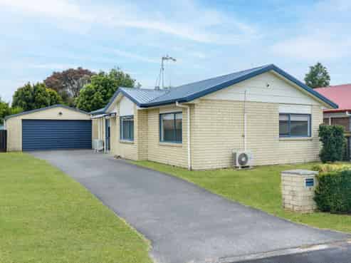 8 Harvard Court, Melville