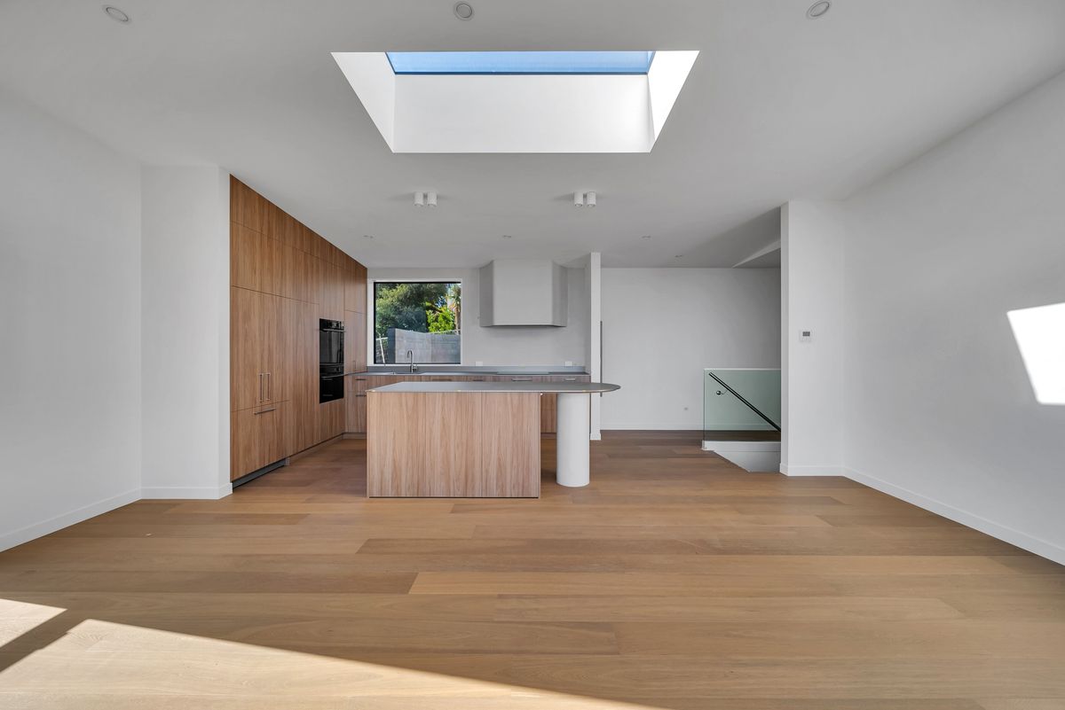 Brand New Architect-Designed 4-Bed Home - Więcej