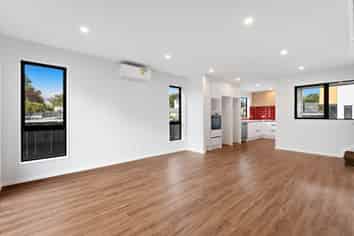 2/21 Peachgrove Road, Te Atatu Peninsula