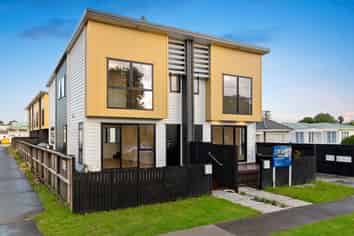 2/21 Peachgrove Road, Te Atatu Peninsula
