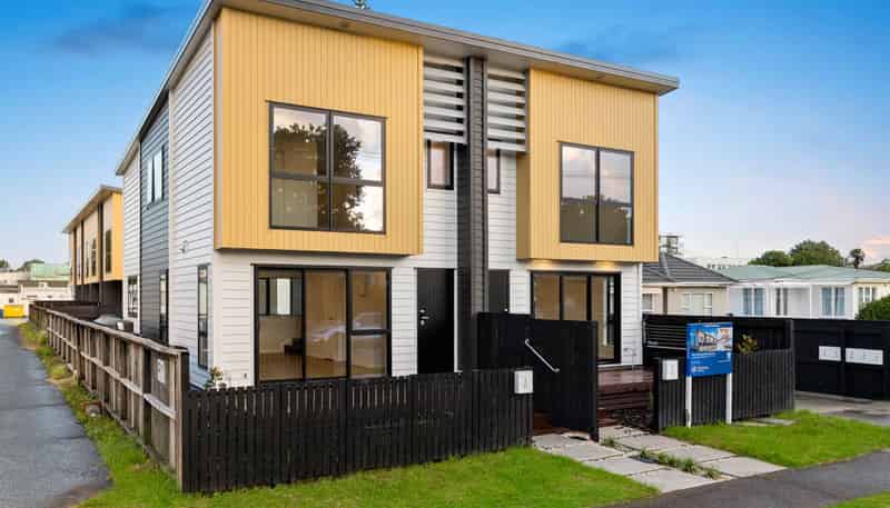 2/21 Peachgrove Road, Te Atatu Peninsula