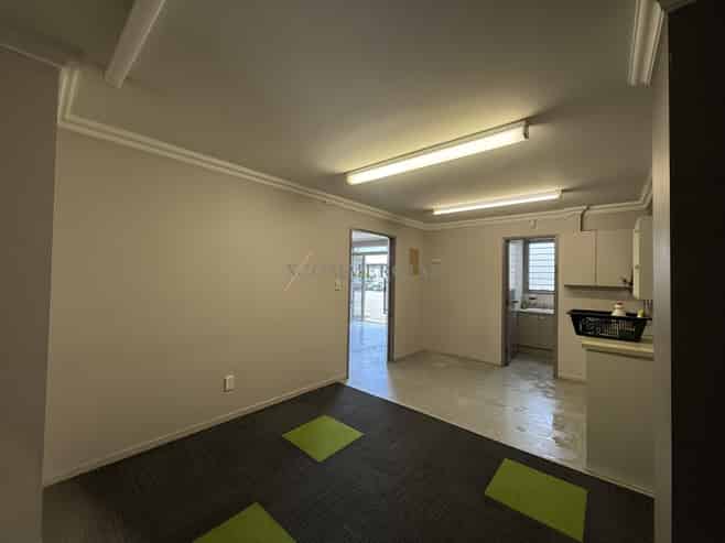 Clean & Accessible Penrose Unit - Available now 