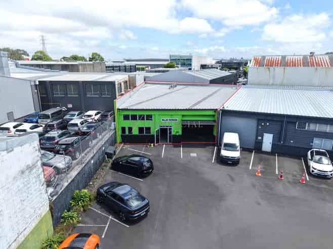 Clean & Accessible Penrose Unit - Available now 