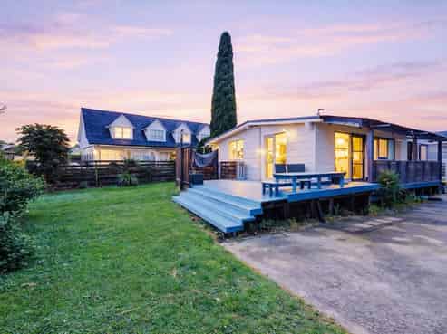 32 Akoranga Drive, Northcote