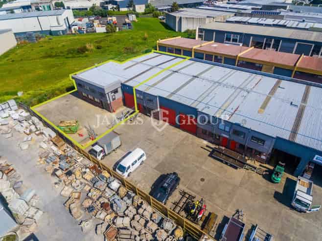 End Unit with Secure Yard | 391m²