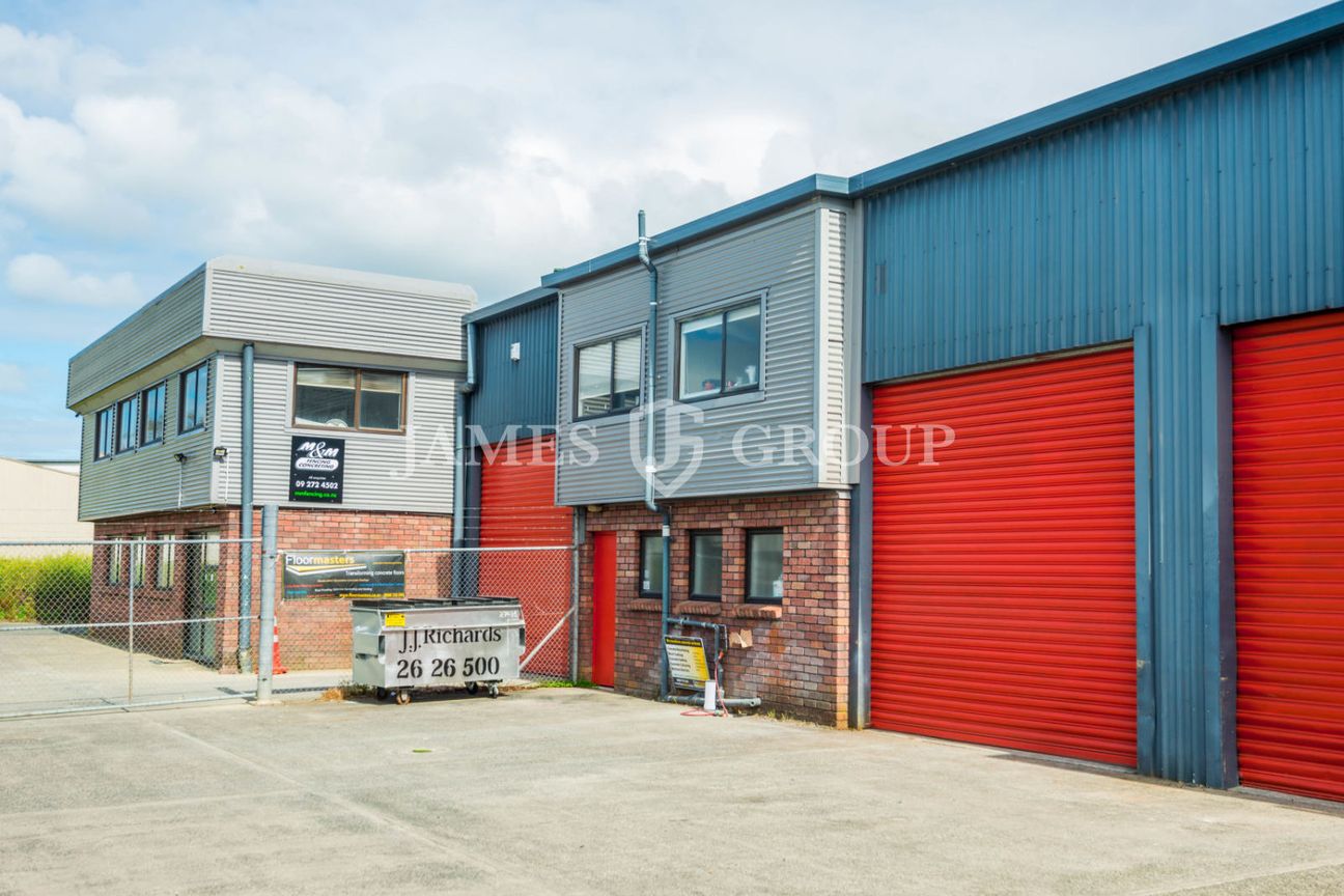 End Unit with Secure Yard | 391m² - Fler