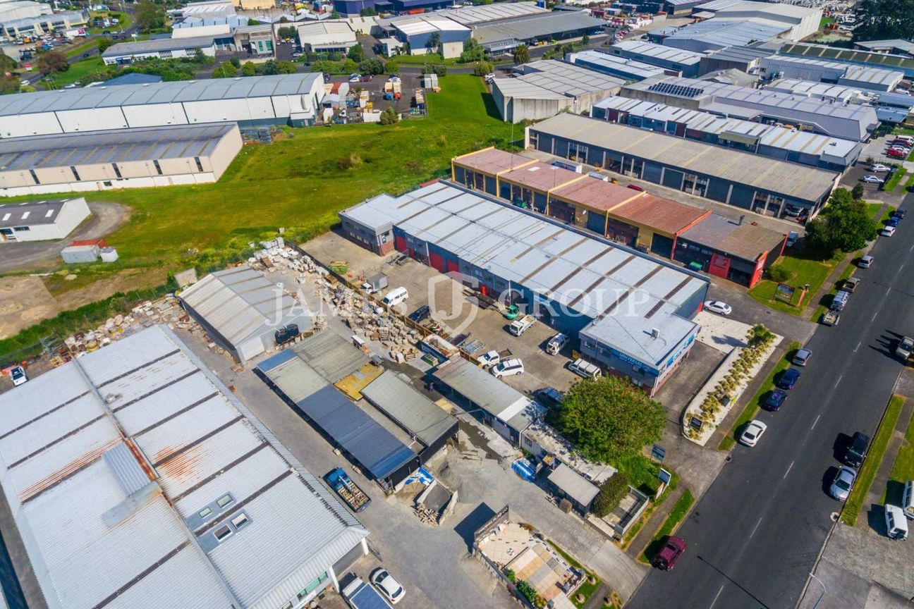 End Unit with Secure Yard | 391m² - Bild 3