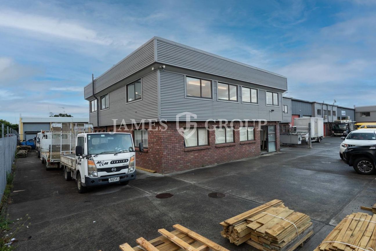 End Unit with Secure Yard | 391m² - Bild 4