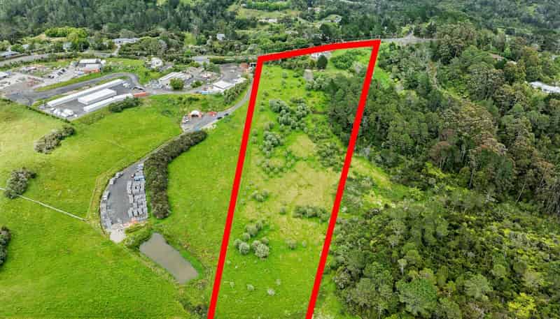 1201 East Coast Road, Redvale