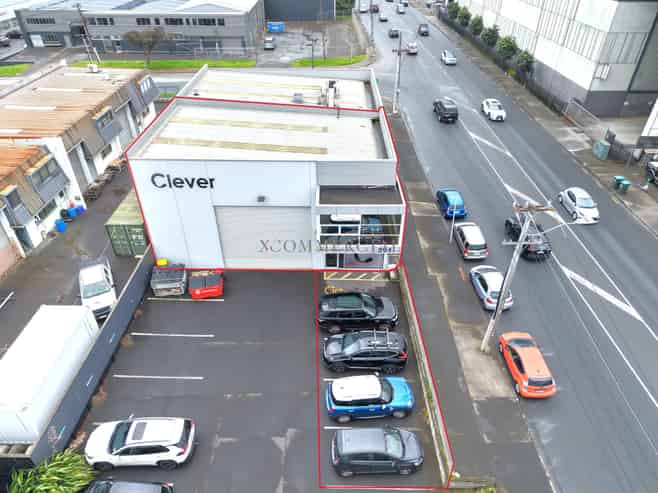 High Stud Warehouse + Showroom on Neilson