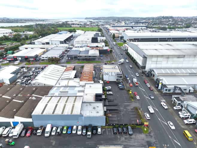 High Stud Warehouse + Showroom on Neilson