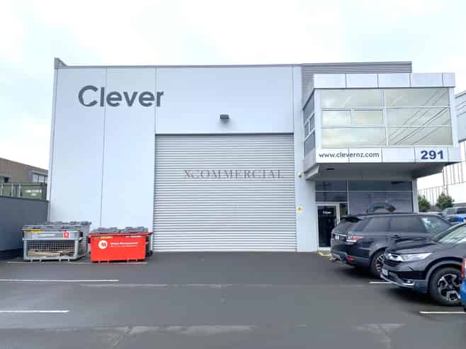 High Stud Warehouse + Showroom on Neilson