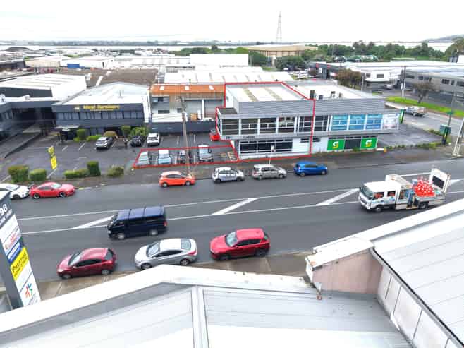 High Stud Warehouse + Showroom on Neilson