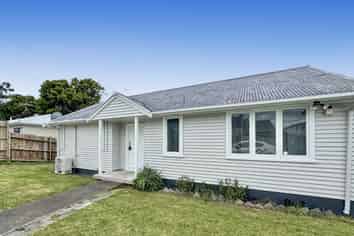 15B Christmas Road, Manurewa