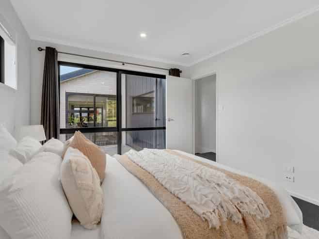 1B Hera Lane, Pyes Pa