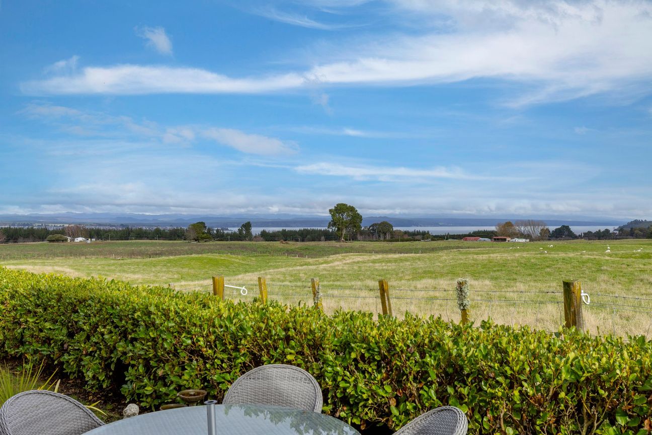 Modern Comfort with Rural Backdrop – pohled 2