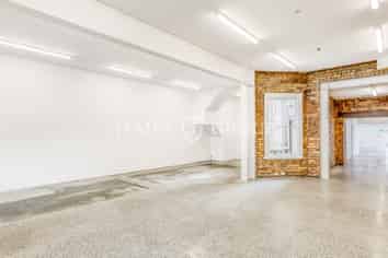 RETAIL OPPORTUNITY IN BUSY CITY FRINGE LOCATION