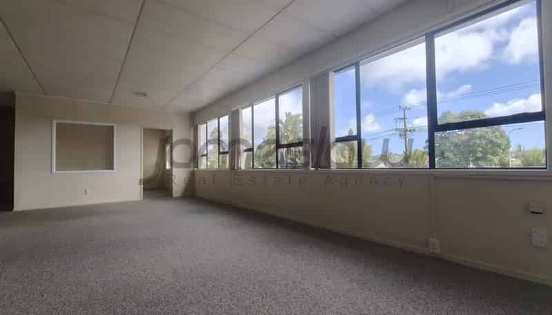 102 Henderson Valley Road, Henderson