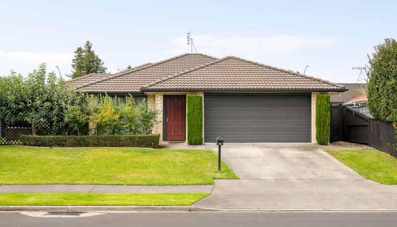 8 Parkside Drive, Huntington