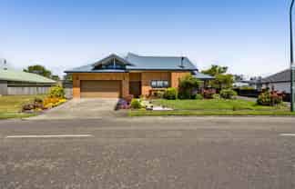 9 Elizabeth Grove, Stratford