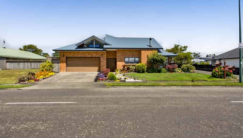 9 Elizabeth Grove, Stratford