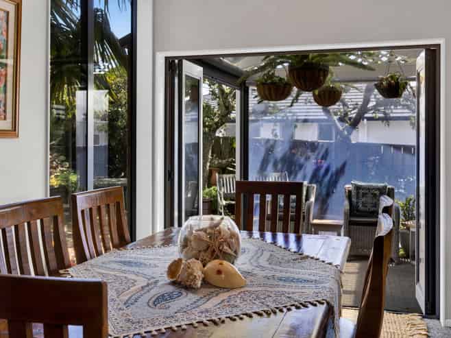 9 Elizabeth Grove, Stratford