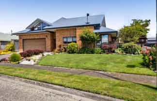 9 Elizabeth Grove, Stratford