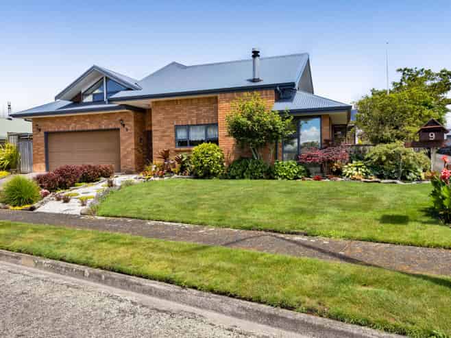 9 Elizabeth Grove, Stratford