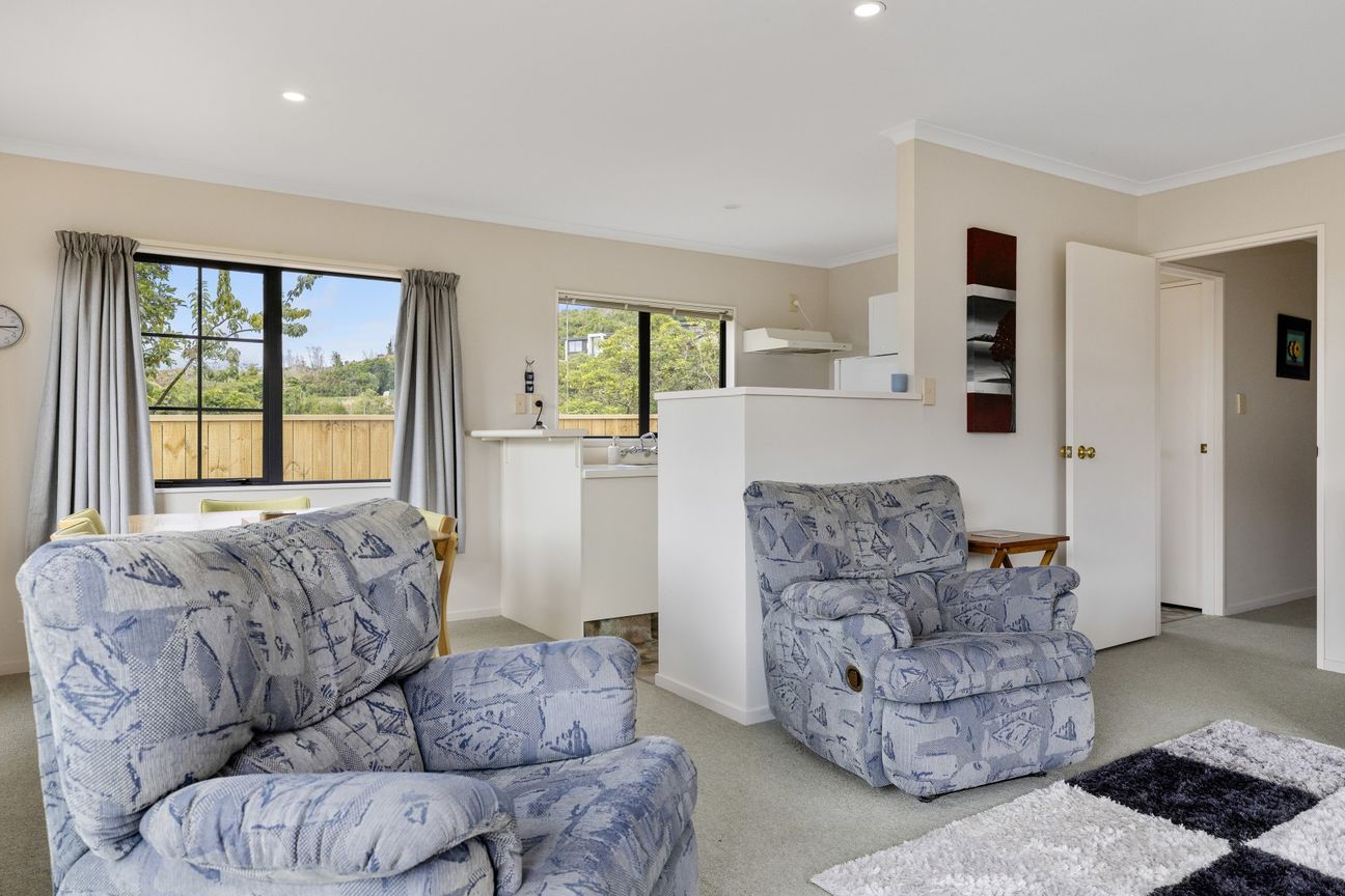 Lake views, privacy and easy care living - Więcej
