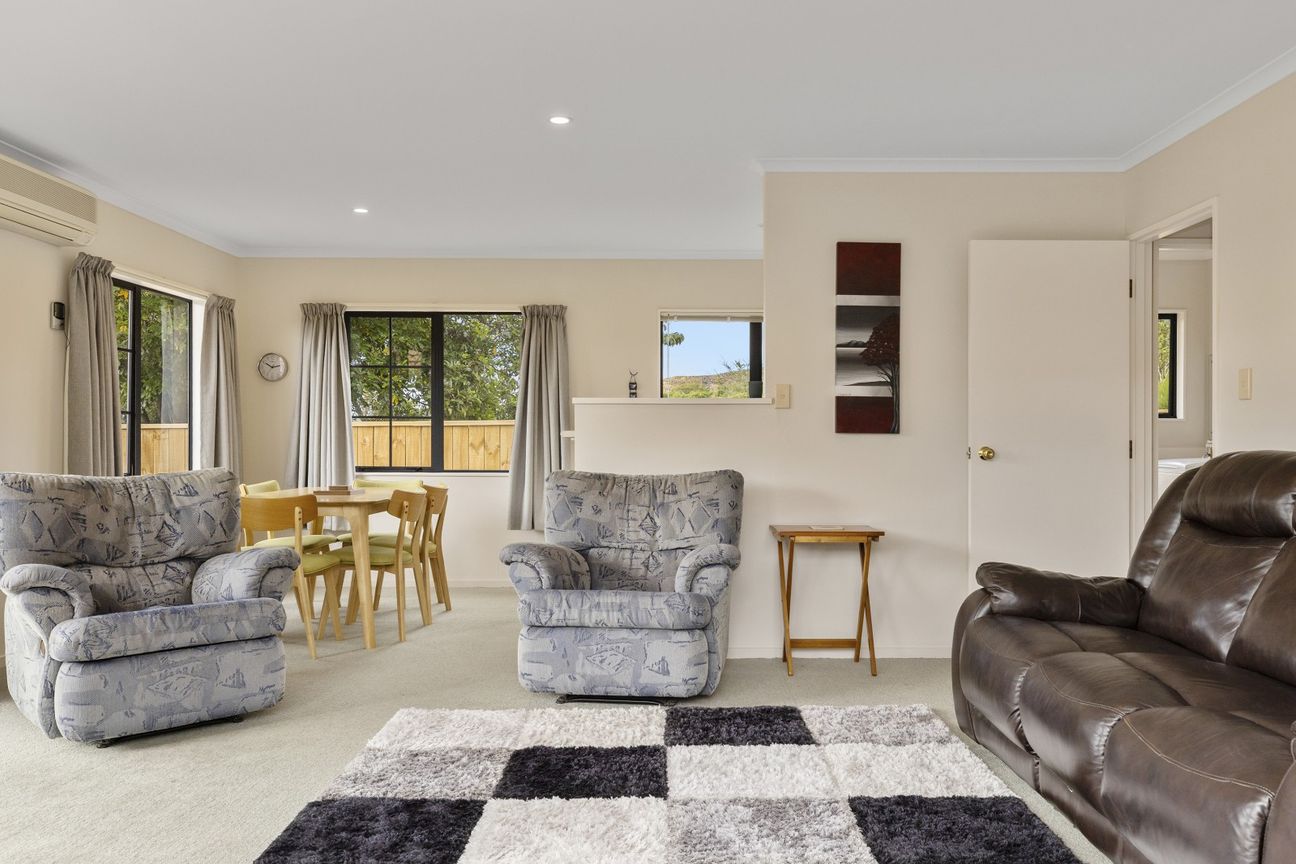 Lake views, privacy and easy care living - Widok 5