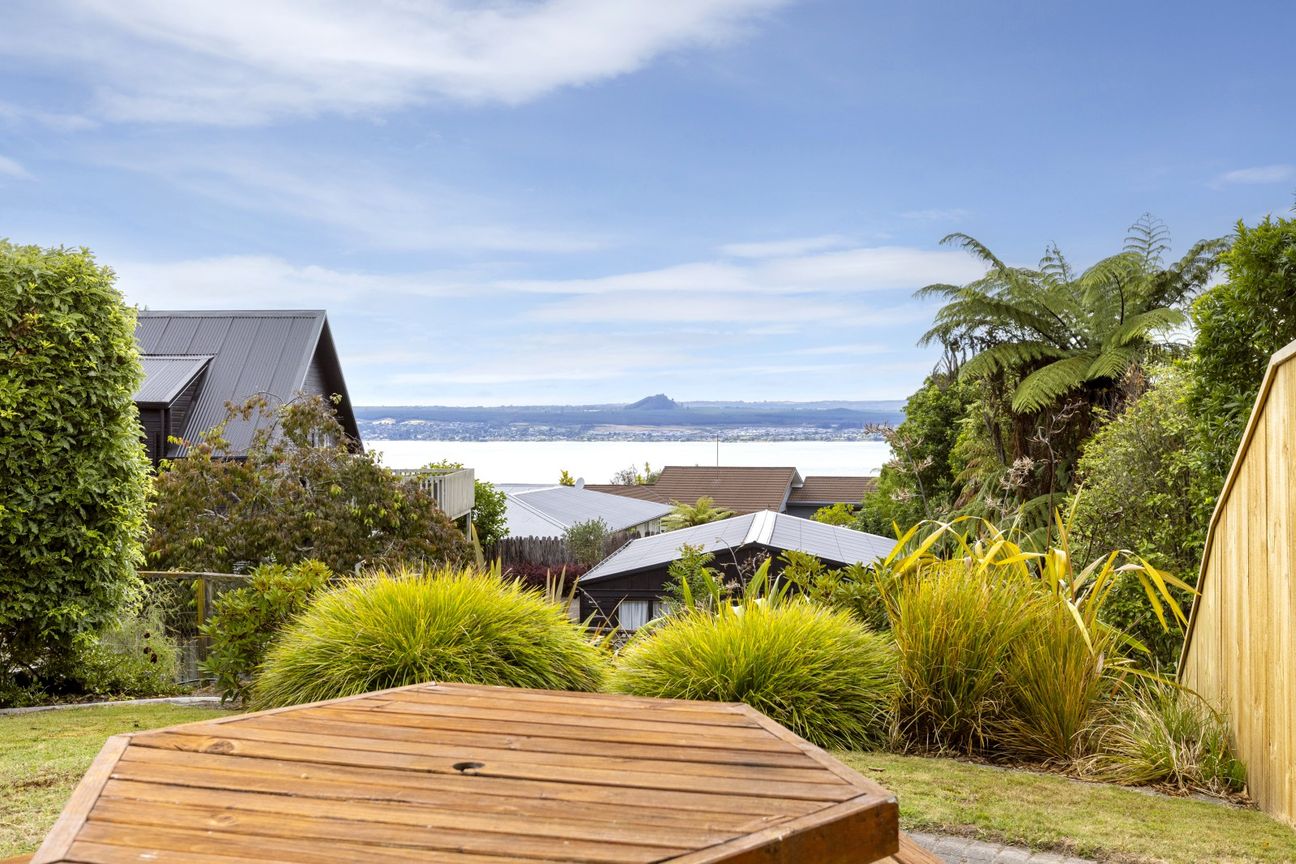Lake views, privacy and easy care living - Widok 2