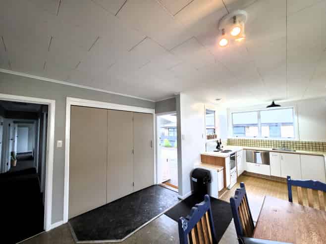 1002 Outram Road, Akina