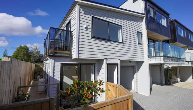 8/19 Kingdale Road , Henderson