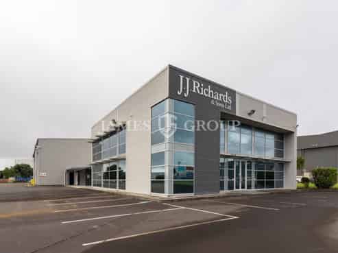 Yard heavy site with workshop and washbay - Rare!