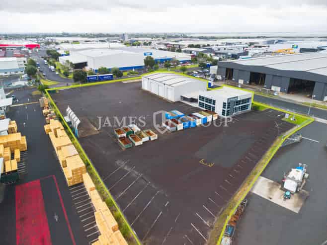 Yard heavy site with workshop and washbay - Rare!