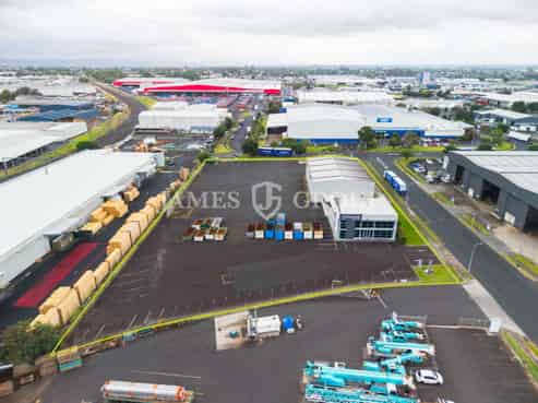 Yard heavy site with workshop and washbay - Rare!