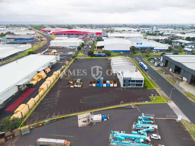 Yard heavy site with workshop and washbay - Rare!