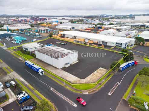 Yard heavy site with workshop and washbay - Rare!