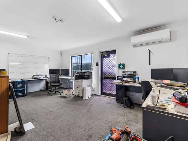 Large yard and warehouse with gantry