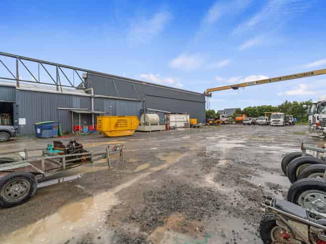 Large yard and warehouse with gantry
