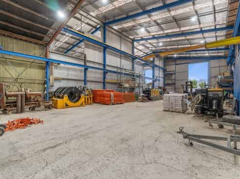 Large yard and warehouse with gantry